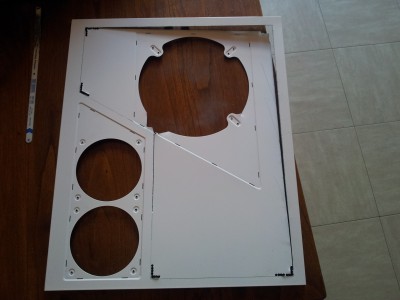 voici donc la découpe en train d'être faite etvu que je n'ai pas de matériel ba j'ai bien galéré avec une scie à métaux donc bonjour la misère et l'ébavurage après...