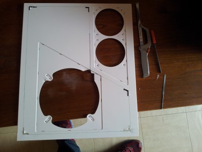 le fameux côté complètement déshabillé avant de commencer la découps.<br />au préalable, j'ai percé des trous dans les angles de ma découpe pour préparer le passage de la lame