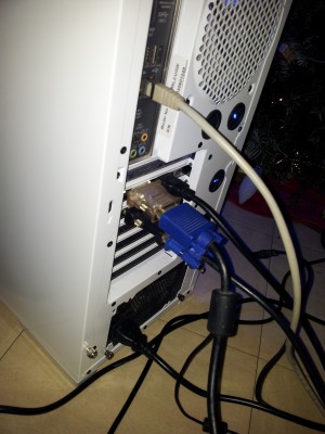 je sais que c'est le bazard mais bon j'ai du déplacer le pc et y rajouter des fils(écrans)