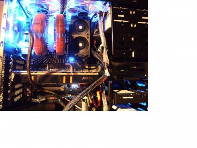 ventillo lumineux hyper 120mm:<br />-1 en façade soufflant vers les DD.<br />-2 en haut soufflant vers le bas.<br />-1 à l'arrière qui souffle vers l'exterieur pour évacuer la chaleur soufflée par le ventirad.<br />-1 sur plexi qui souffle vers l'intérieur.<br /><br />Le ventirad Zalman; PC au repos tournant depuis 1/2 heure environ, le CPU est à 35°, ca me parait correct.