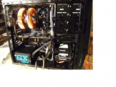 Donc le PC est pas tout à fait finit, les câbles, ca va encore évoluer un peu^^