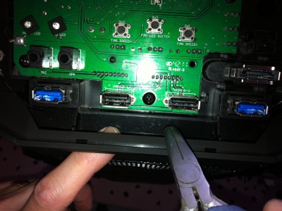 petit point noir, si vous voulez enlever le plastique de protection du Deck 2"5 en façade, faut virer la coque supérieur et se servir d'une pince fine ! !