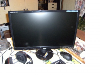 iiyama prolite E2472 HD branché en HDMI.<br />J'ai pris ce 24" parce que je n'ai jamais étais déçu par cette marque, malgré le fait que je voulais un peu plus en format (26-27").