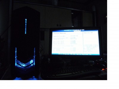 On le voit pas bien sur l'ecran, mais en gros au repos le cpu est à environ 32-35° et la carte mère est à 36-39°.