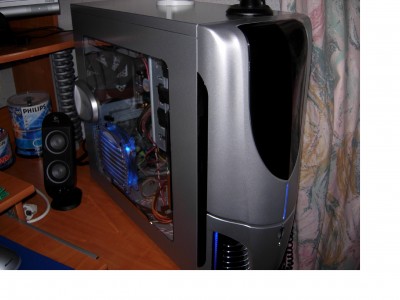 NZXT Apollo, même style que l'autre.<br />Dedans: Dual core E6600, Asus P5W DH Deluxe, 3 Go Corsair DDR2 dont un Kit dual Ch. PC2-5400 xms2 et une en PC2-6400, 1 western digital 150 go à 10000rpm, 1 maxtor 320 go à 7200 rpm. Et feu mon ancienne asus 7950 GT qui a laché^^ Et windows xp sp3.<br /><br />Je précise qu'il est de 12/07-01/08, 4 ans déjà le pépère ^_^