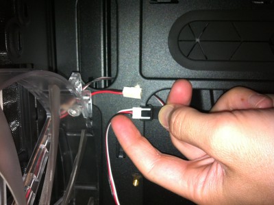 il est branche sur un 3 pins (blanc rouge et noir), mais une autre prise part du ventilos, une rouge et noir.