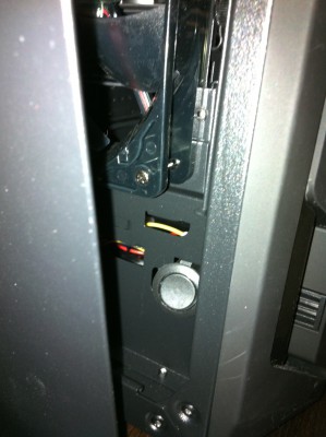 J'ai fixé le bouton à l'intérieur, juste sous le panneau de la porte, contre la cage DD, le câble pas assez long me permet pas de le fixer à l'arrière du boitier, je testerai encore un système de rallonge si il le faut....