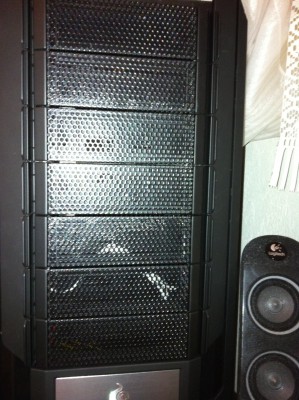 Ont arrive à voir un peu les fils blanc au travers de la grille avec le flash, ce qui me laisse présager que l'ont risque d'autant plus les voir une fois les néons rouge allumé.... Je vais surement les passer par dessous et gaîner la partie qui dépasse....