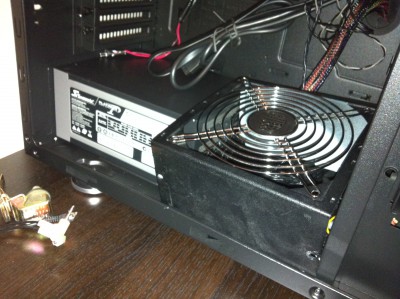 Voilà le mod auquel je pensais, cette partie de l'ancienne alim Cooler master recuperée, découpée la partie arrière, peindre l'intérieur en noir, la fixée contre la paroi de façon à cacher les câble du dessous, et poser la grille de l'alim de base, en dessous il y aura le bitfenix spectre pro à led rouge qui fera l'effet lumineux