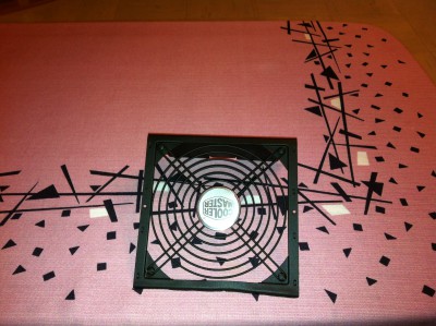 tout en noir mate, sauf le centre ! ! <br /><br />Ca claquera bien avec les rayon rouge qui passeront au travers par en dessous !