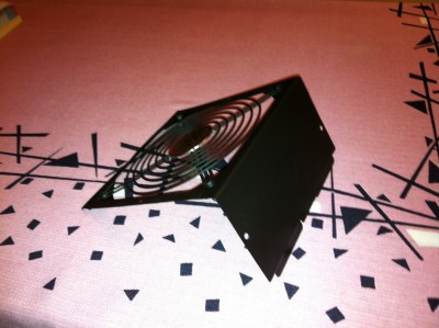 la découpe n'est pas des plus droite, mais passera totalement inaperçue avec le joint en caoutchouc !