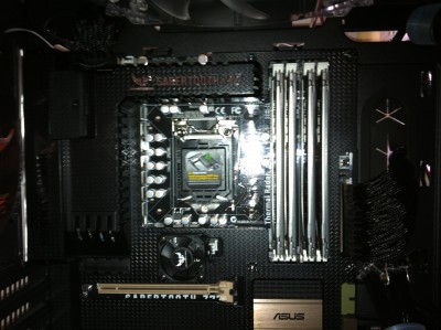 8 pins et 24 pins gainés, et les deux pci pour la carte graphique rallonge gainé également  !