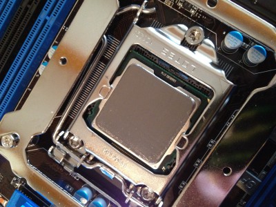 photo 3.JPG (2.82 Mio) Vu 1342 fois La j'avais tres peur,mais ça c'est bien passer,mise en place de la pate thermique Artic silver 5