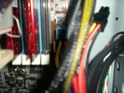 j'ai brancher l'allimentation, mais il reste un petit carrer bleu est ce que je dois le boucher avec le petit cable qui ce situe juste a coté du gros que je viens de brancher ?