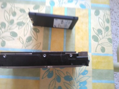 Comparaison d'épaisseur. Le ssd fait 63 grammes. Pour information.