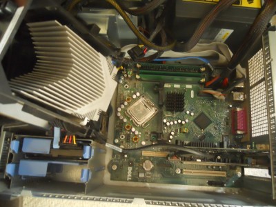 ventirad à gauche de la photo après avoir dévissé les vis qui l'attachent à la carte mère