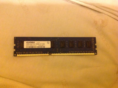 Une des deux barettes de rama de 2Go que ma machine possède