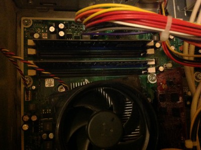 Et voici les 4 emplacements pour la RAM